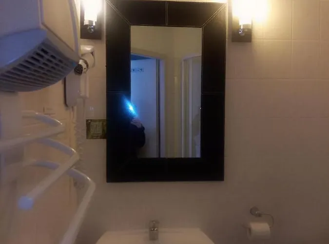 Hotel Logis La Bastide Des Oliviers Monflanquin